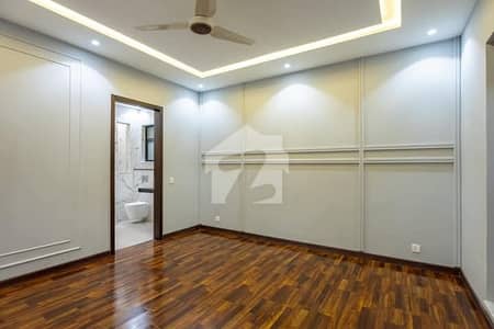 400 yd Ground Floor Tile Flowering 3bd DD Andr 3 Car Parking Space Hai Corner Ka Hai 250k Final Dena Hai Silent Commercial *Code(16931)*