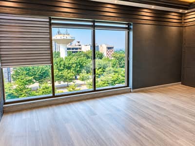Phase 8 Broadway Commerical Building 2nd Floor Facing Parking Top Location Direct Approach