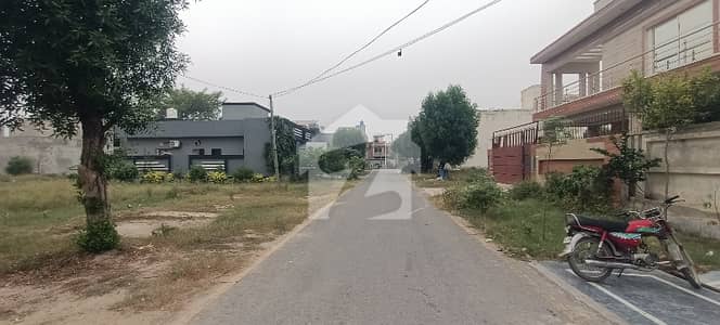 گرینڈ ایوینیوز ہاؤسنگ سکیم لاہور میں 6 کمروں کا 10 مرلہ مکان 2.75 کروڑ میں برائے فروخت۔