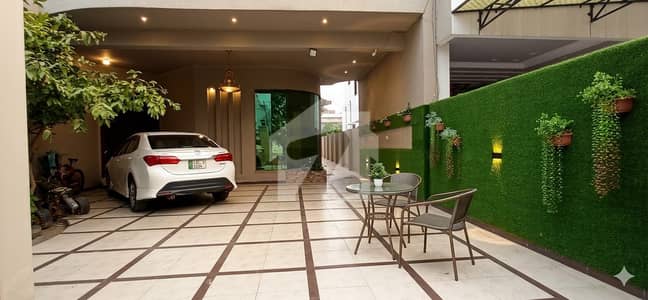 1 KANAL 1.5 STORY HOUSE WITH AC/SOLAR INSTALLED AND SERVANT QUATER AVAILABLE FOR SALE IN IZMIR TOWN LAHORE