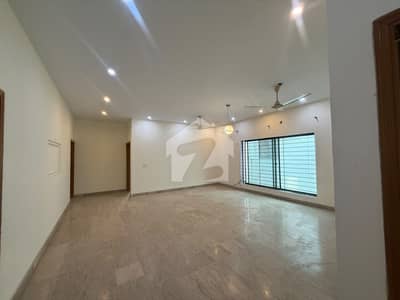 500 YARDS 3 BED DD - UPPER PORTION FOR RENT