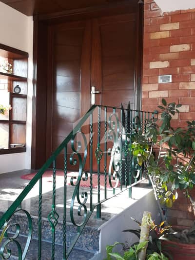 لیک سٹی رائیونڈ روڈ,لاہور میں 5 کمروں کا 1 کنال مکان 8.0 کروڑ میں برائے فروخت۔
