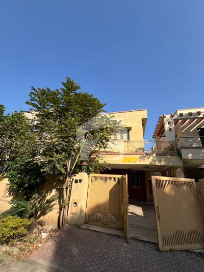 10 Marla house for rent in bahria town phase 4