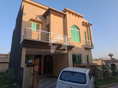 بحریہ ٹاؤن فیز 8 بحریہ ٹاؤن راولپنڈی,راولپنڈی میں 7 کمروں کا 8 مرلہ مکان 3.5 کروڑ میں برائے فروخت۔