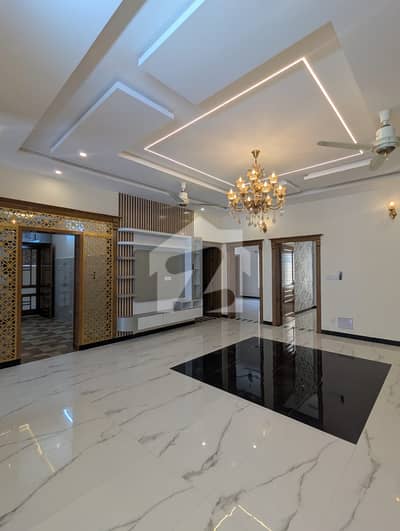 10 MARLA LUXURY HOUSE FOR SALE