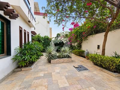 1000 sq yds Bungalow for. Sale in Phase 8