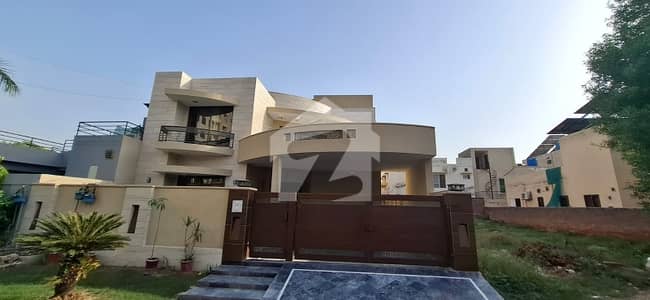 Prime Location 16 Marla Beautiful 5-Bedroom House for Sale!  Shandaar location aur mazboot taameer ke saath 16 Marla ka ready-to-move ghar munasib keemat par farokht ke liye dastiyab hai.   Property Features:    Covered Area: 16 Marla   Bedrooms: 5 Spacious Bedrooms with attached baths   Living Space: Double TV Lounge + Formal Drawing & Dining Room   Kitchen: Main Kitchen + Dirty Kitchen