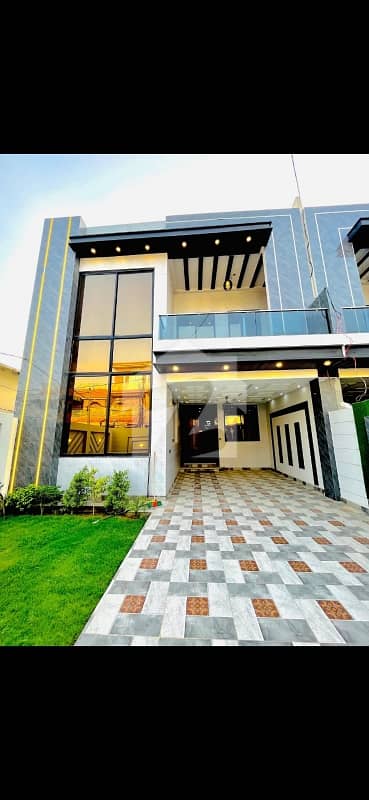 10 Marla double story house available for sale in gulghast colony  Just few yards away from Latif super store  Near 6 number Chungi Metro station