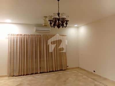 ڈی ایچ اے فیز 6 ڈی ایچ اے ڈیفینس,کراچی میں 3 کمروں کا 1 کنال زیریں پورشن 2.7 لاکھ میں کرایہ پر دستیاب ہے۔