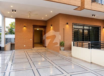 ایف ۔ 8 اسلام آباد میں 5 کمروں کا 1 کنال مکان 23.5 کروڑ میں برائے فروخت۔