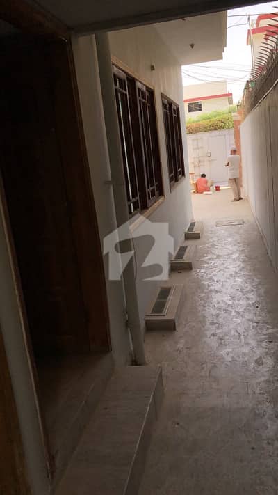 1ST FLOOR 4 BED D/D 2 ATTACHE 1 COMMON BATH CAR PARKING JAUHAR 13 UPPER FOR RENT