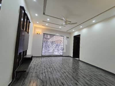 ویلینشیاء ہاؤسنگ سوسائٹی لاہور میں 5 کمروں کا 1 کنال مکان 3.5 لاکھ میں کرایہ پر دستیاب ہے۔ ویلینشیاء ہاؤسنگ سوسائٹی لاہور میں 5 کمروں کا 1 کنال مکان 3.5 لاکھ میں کرایہ پر دستیاب ہے۔