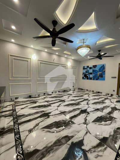 ایل ڈی اے ایوینیو لاہور میں 6 کمروں کا 10 مرلہ مکان 4.4 کروڑ میں برائے فروخت۔