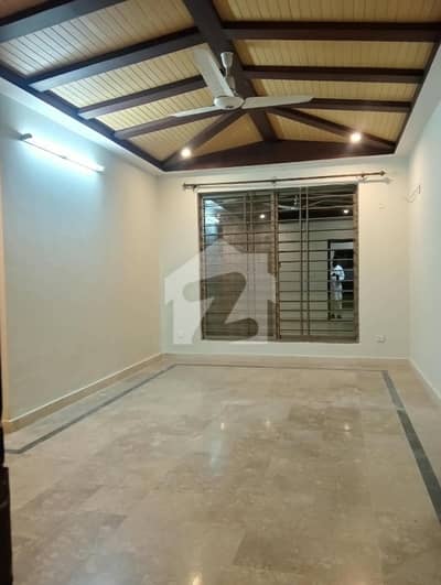 Beautiful Upper Portion With Separate Gas Electric Meters And Servant Quarter