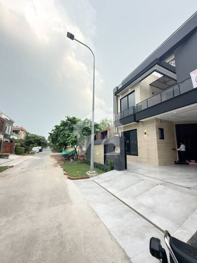 Ready to move in Brand new house Open to sky Terri's 2 -3 sedans garage Double unit house 2 kitchen 5 beds 5 washrooms Ready to move in Brand new house Open to sky Terri's 2 -3 sedans garage Double unit house 2 kitchen 5 beds 5 washrooms