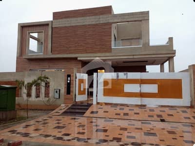 10 MARLA ELEGANT AND FULLY MAINTAINED SUPER HOT LOCATED USED BUNGALOW IS AVAILABLE IN THE BEST BLOCK OF DHA LAHORE.