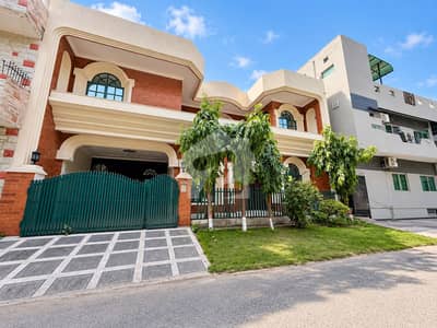 10 MARLA OWNER BUILDER SOLID HOUSE FACEING PARK FOR SALE