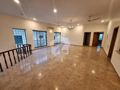 F8 Beautiful Triple-Storey House Available For Rent