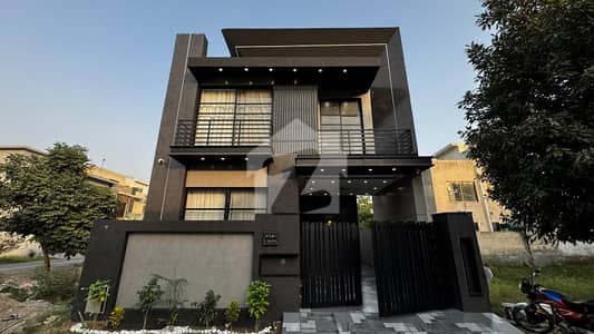 5 MARLA ULTRA MODERN HOUSE ON PRIME LOCATION WALIKING DISTANCE PARK AVAILABLE FOR SALE 5 MARLA ULTRA MODERN HOUSE ON PRIME LOCATION WALIKING DISTANCE PARK AVAILABLE FOR SALE