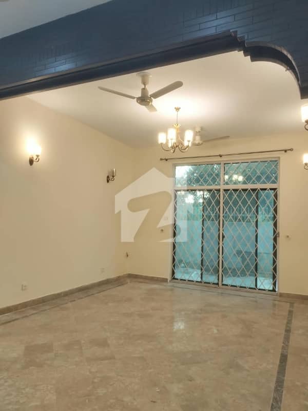 Beautiful Location Full House Available For Rent In G-11 Beautiful Location Full House Available For Rent In G-11
