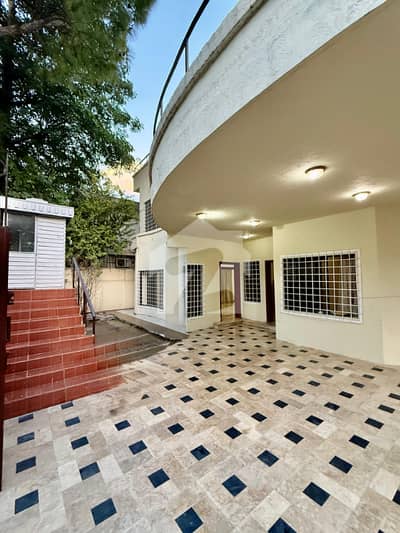 HOUSE FOR RENT IN F-8 HOUSE FOR RENT IN F-8
