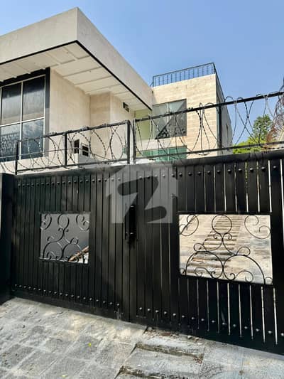 ایف ۔ 7 اسلام آباد میں 11 کمروں کا 2 کنال مکان 14.0 لاکھ میں کرایہ پر دستیاب ہے۔
