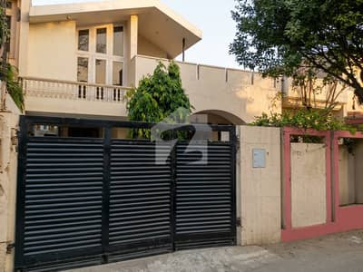 خیابان کالونی 2 فیصل آباد میں 5 کمروں کا 18 مرلہ مکان 3.65 کروڑ میں برائے فروخت۔