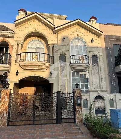 سٹی ہاؤسنگ سوسائٹی گوجرانوالہ میں 4 کمروں کا 5 مرلہ مکان 2.6 کروڑ میں برائے فروخت۔