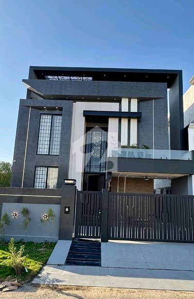 سٹی ہاؤسنگ سوسائٹی گوجرانوالہ میں 6 کمروں کا 10 مرلہ مکان 4.8 کروڑ میں برائے فروخت۔