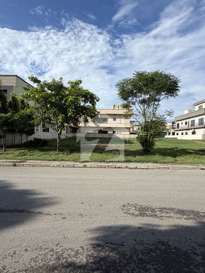 Prime location triplet plot available for sale
