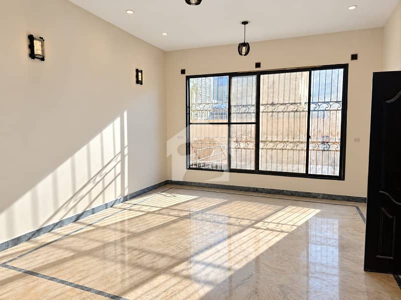 Leased Ground Plus One Bungalow 200 Yards Hadiabad Leased Ground Plus One Bungalow 200 Yards Hadiabad