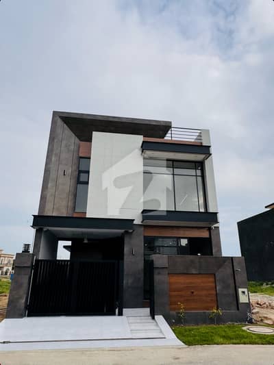 SECURE THIS 5 MARLA HOUSE FOR SALE IN DHA 9 TOWN BLOCK D FEATURING 3 BEDROOMS