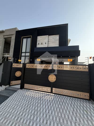 Corner Look 10 Marla Ultramodern House For Sale On Prime Location Central Park Lhr