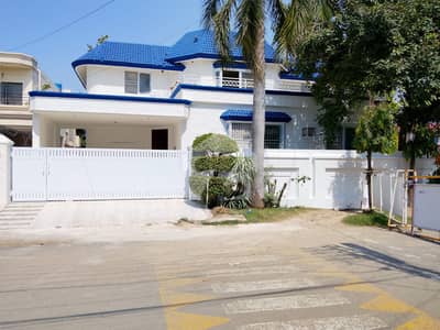 DHA PHASE 3 IDEAL LOCATION 2 KANAL 6 YEARS OLD HOUSE FOR SALE BY MASTER DEALS