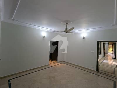 آئی ۔ 8 اسلام آباد میں 6 کمروں کا 14 مرلہ مکان 4.5 لاکھ میں کرایہ پر دستیاب ہے۔