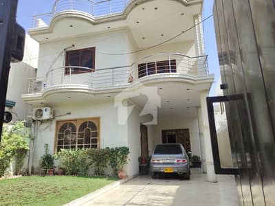 300 Sq Yards One Unit Bungalow For Sale - Block 4 Gulshan-e-Iqbal - Leased - 40ft Road