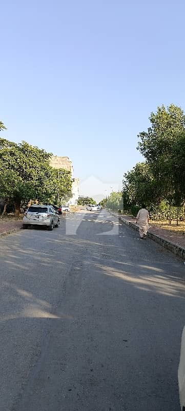 بحریہ ٹاؤن فیز 8 ۔ بلاک ای بحریہ ٹاؤن فیز 8,بحریہ ٹاؤن راولپنڈی,راولپنڈی میں 10 مرلہ رہائشی پلاٹ 1.25 کروڑ میں برائے فروخت۔