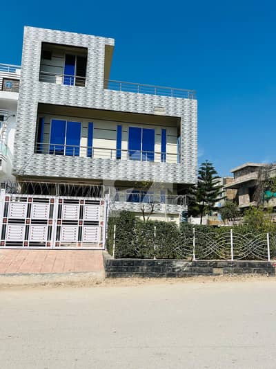 4 MARLA LIKE-NEW CORNER HOUSE FOR SALE  G-14/4, Islamabad  Proper Corner House with Extra Land!