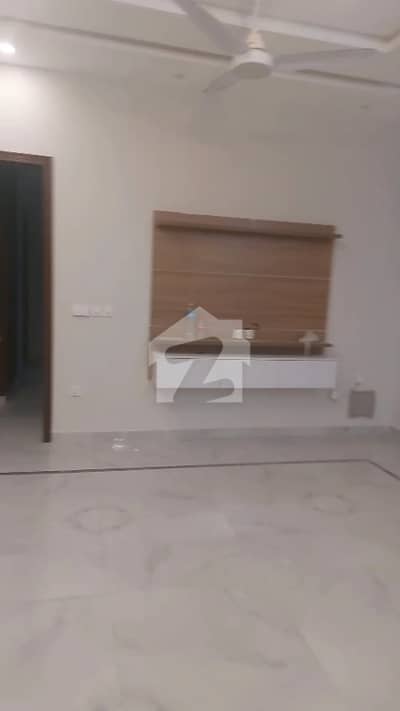 بحریہ انکلیو - سیکٹر سی 1 بحریہ انکلیو,بحریہ ٹاؤن,اسلام آباد میں 5 کمروں کا 10 مرلہ مکان 1.8 لاکھ میں کرایہ پر دستیاب ہے۔