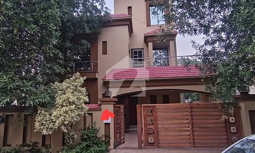 10 Marla house in Jasmine block Bahria town lahore