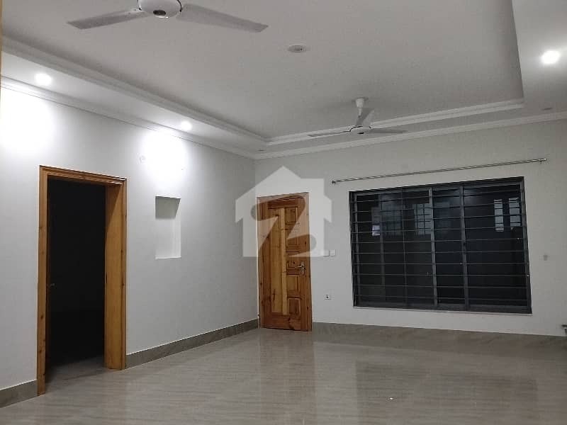 Beautiful Ground Portion With Separate Electric Meters And Parking Beautiful Ground Portion With Separate Electric Meters And Parking