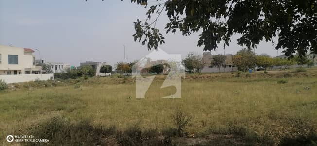 10-MARLA PLOT IN Q BLOCK NEAR TO PARK AND MAIN ROAD. DIRECT MEETING WITH PLOT OWNER.