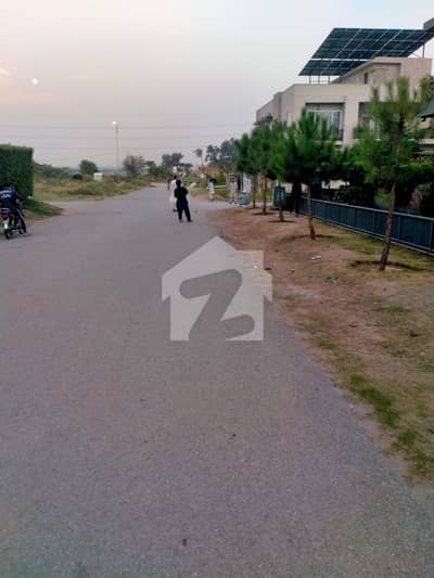 ڈی. 18 مرکز ڈی ۔ 18,اسلام آباد میں 1 کنال رہائشی پلاٹ 2.1 کروڑ میں برائے فروخت۔