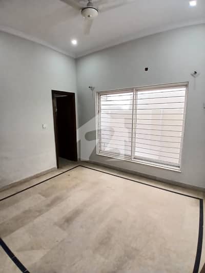 Sector G11 Markaz Office For Sale Size 11*33 Good location. investor price.