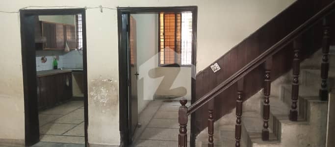 جوہر ٹاؤن فیز 1 جوہر ٹاؤن,لاہور میں 3 کمروں کا 5 مرلہ مکان 2.15 کروڑ میں برائے فروخت۔