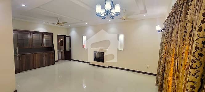 DHA 10 MARLA STYLISH BUNGALOW AVAILABLE FOR SALE