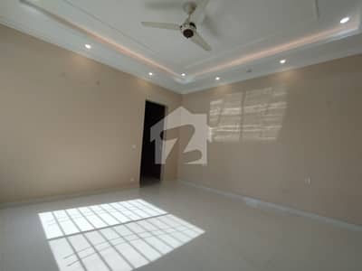 1 KANAL HOUSE AVAILABLE FOR RENT IN DHA PHASE-8 NEAR TO MAIN PARK