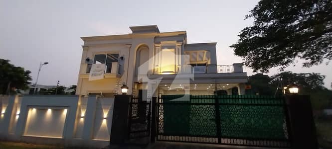 21.5 Marla Corner House near Raya Golf Course | 6 Beds | Dual Entrances | DHA Phase 7, Minutes from Raya Lahore