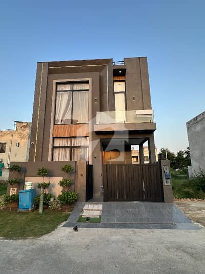 ڈی ایچ اے 9 ٹاؤن ڈیفنس (ڈی ایچ اے),لاہور میں 3 کمروں کا 5 مرلہ مکان 2.8 کروڑ میں برائے فروخت۔