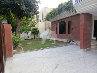 1 Kanal Full House In Available For Rent In Dha Phase 1 M Block
